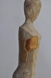 Olivia, statuette en bois tourné